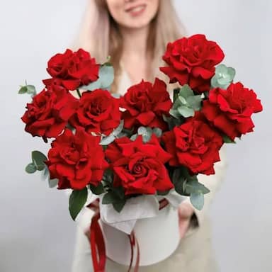 Композиция из 9 красных роз с эвкалиптом в шляпной коробке