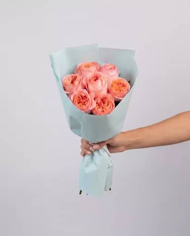 Букет живых цветов из 7 розовых пионовидных роз