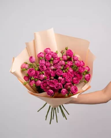 Букет живых цветов из 15 розовых кустовых пионовидных роз