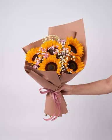 Букет живых цветов из 5 подсолнухов