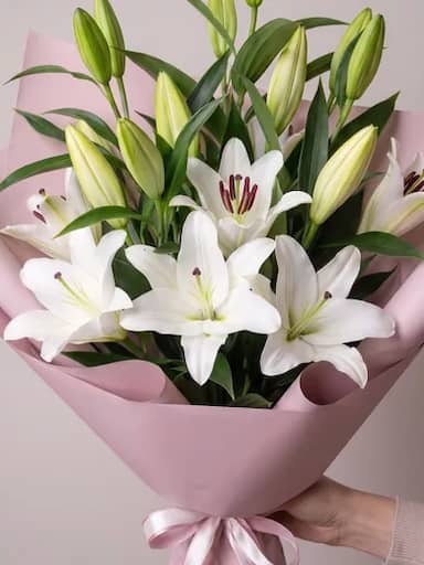 Букет живых цветов из 5 белых лилий