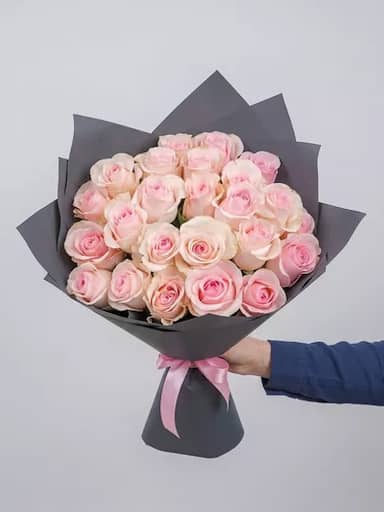 Букет живых цветов из 25 розовых роз, Эквадор, 50 см