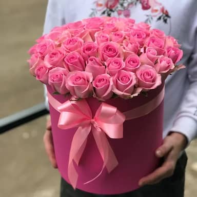 Композиция из 51 розовой розы, Эквадор, в шляпной коробке