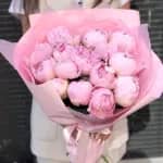 Букет живых цветов из 15 розовых пионов