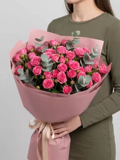 Букет живых цветов из 7 кустовых роз микс с эвкалиптом