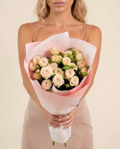 Букет живых цветов из 5 бежевых кустовых роз