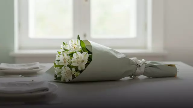Букет белых альстромерий тёще: беспроигрышный выбор зятя