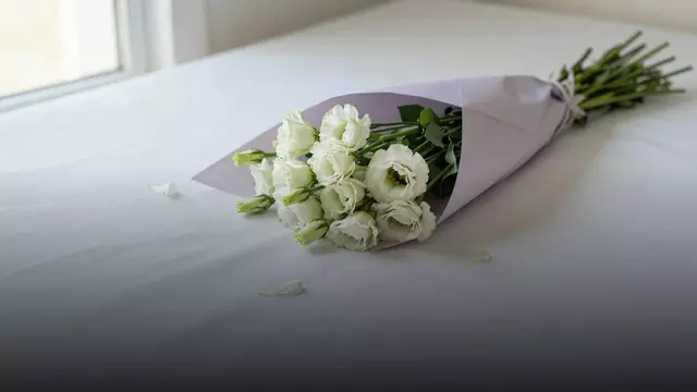 Букет белых эустомы в подарок: как выбрать маме и девушке