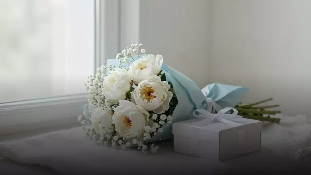 Букет белых пионов на выписку из роддома: составы и цены