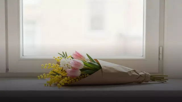 Букет девушке на 8 марта: как выбрать и сколько стоит
