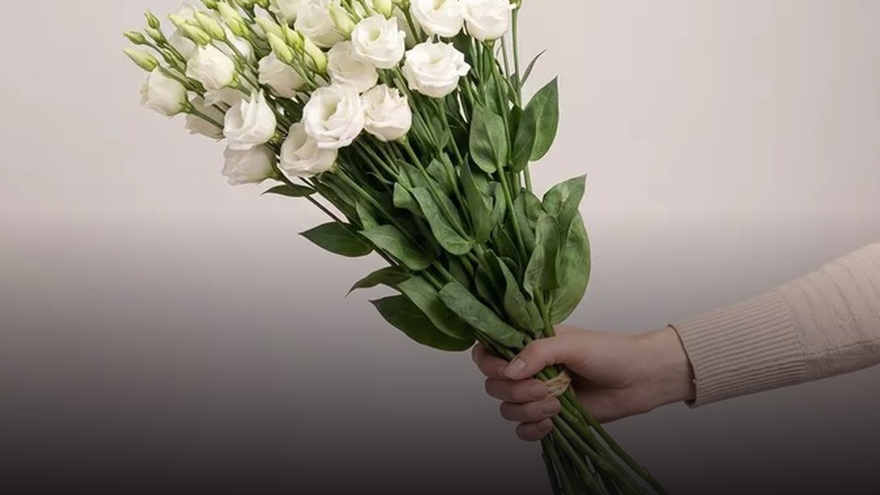 Букет из 15 белых эустом: выбор для близких и важных поводов