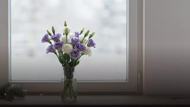 Букет из эустом на Новый год: живые цветы среди зимы