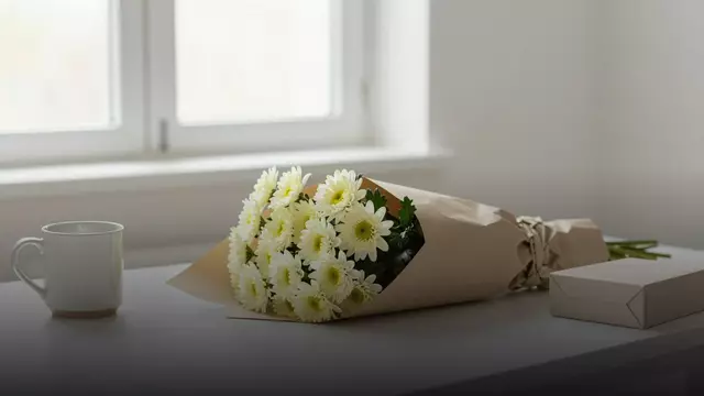 Букет из хризантем коллеге на день рождения