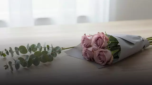 Букет из роз с эвкалиптом: варианты и цены