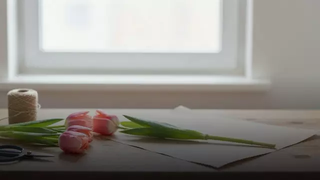Букет из тюльпанов своими руками или у флориста: что выбрать