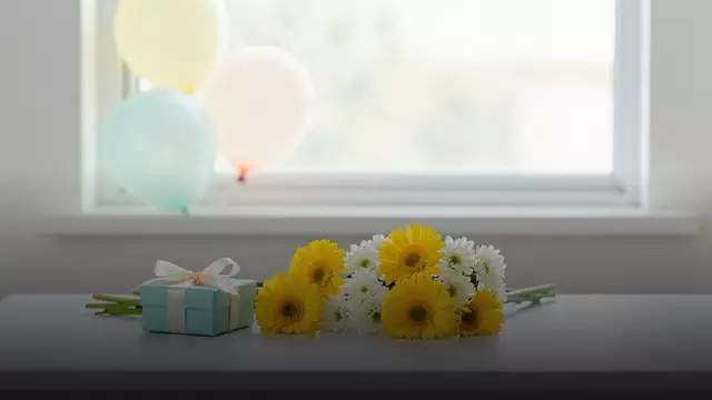 Букет коллеге на день рождения: как выбрать и сколько стоит