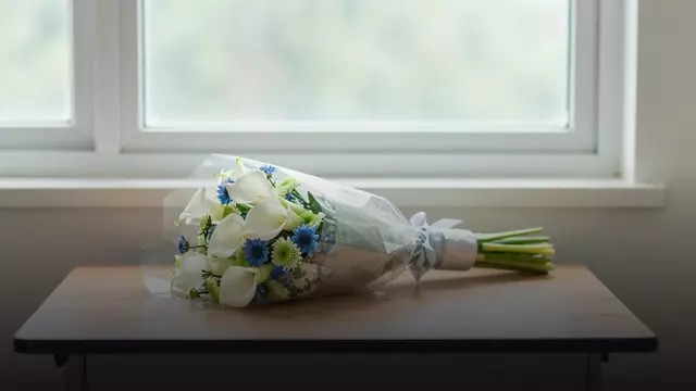 Букет сестре на выпускной: как выбрать и сколько стоит