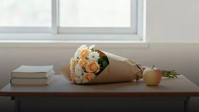 Букет учителю на день рождения: как выбрать и во что уложиться