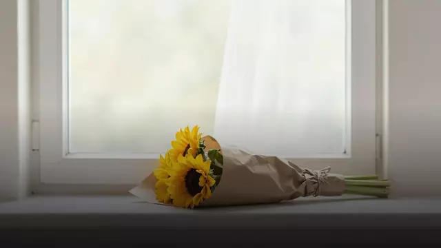 Букет жёлтых подсолнухов маме и девушке: как выбрать