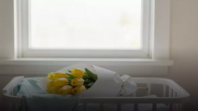 Букет жёлтых тюльпанов на выписку из роддома: составы и цены
