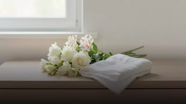 Цветы на крестины маме ребёнка: дарят ли и какой букет выбрать