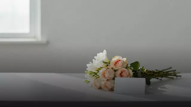 Цветы начальнице без повода: уместный жест и правильные слова