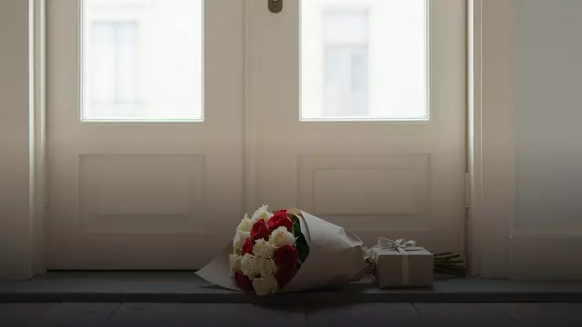 Доставка цветов в Эстонию из России: как заказать розы и оплатить в рублях