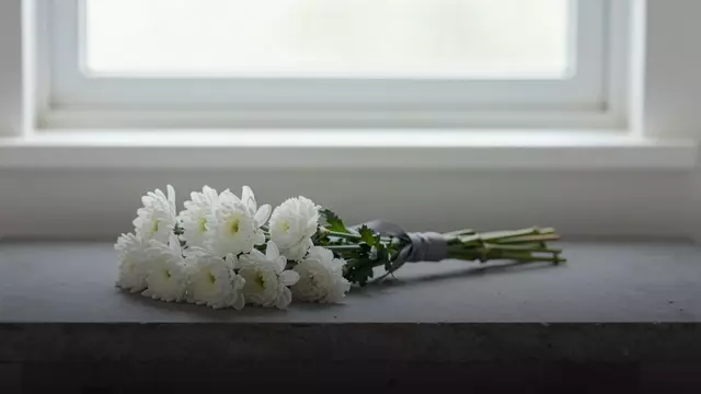 Какие цветы дарить на похороны: правила и идеи