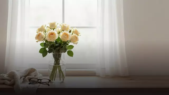 Кремовые розы бабушке: уместно ли и как выбрать