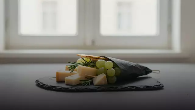 Мужской букет из сыра: какие сорта брать и как хранить