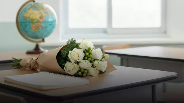 Подарок учителю на Новый год: букет от класса