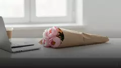 Розовые пионы коллеге: уместно ли дарить и как выбрать букет