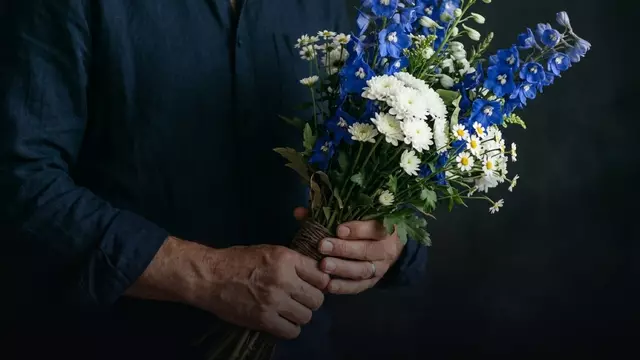 Сколько цветов дарят живым людям: нечётное правило и исключения