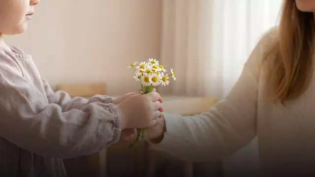 Что подарить маме зимой, чтобы цветы простояли неделю