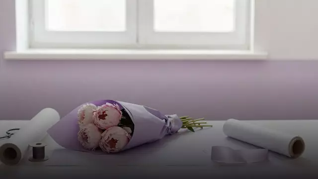 Упаковка букета из пионов: идеи и материалы от флориста