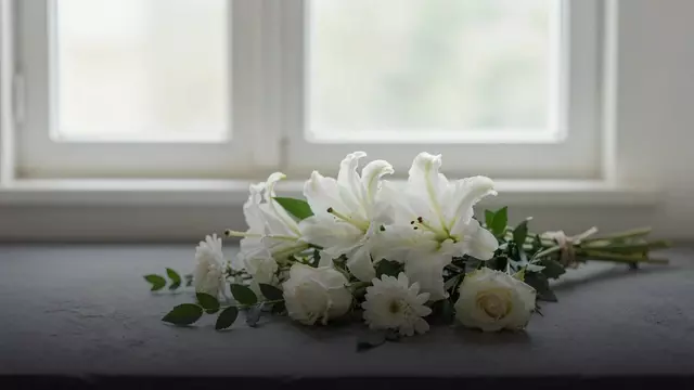 Живые цветы на похороны женщине: как выбрать и заказать в Санкт-Петербурге