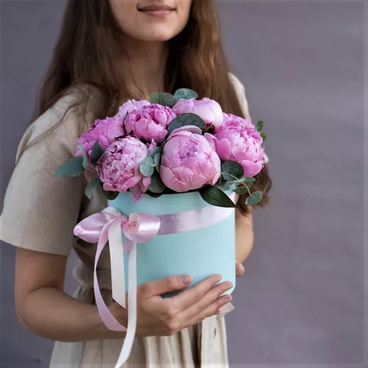 Композиция из 9 розовых пионов с фисташкой в шляпной коробке