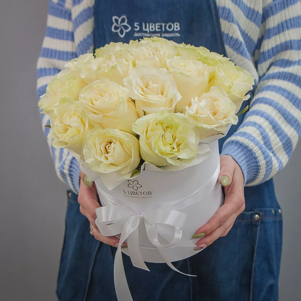 Flower arrangement of 15 white roses in a hat box
