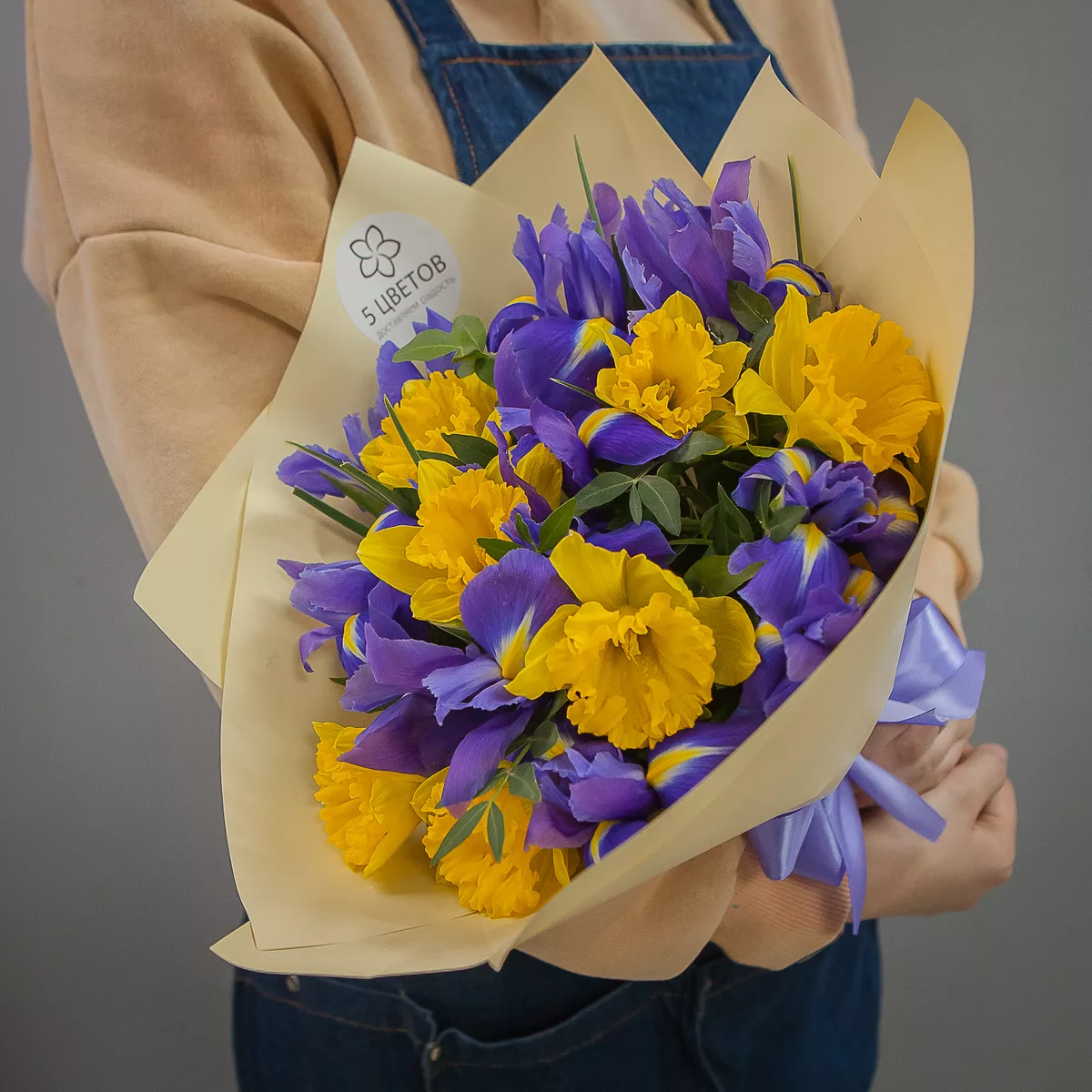 Mixed bouquet of 10 irises and 7 daffodils