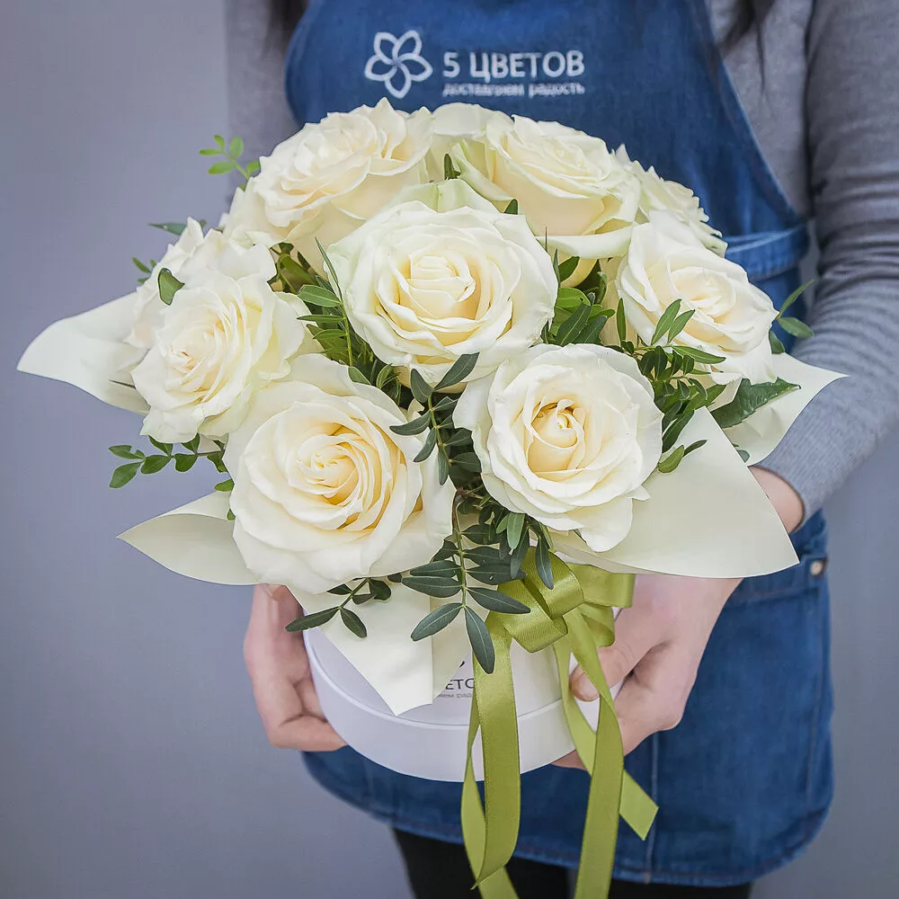 Flower arrangement of 9 white roses in a hat box