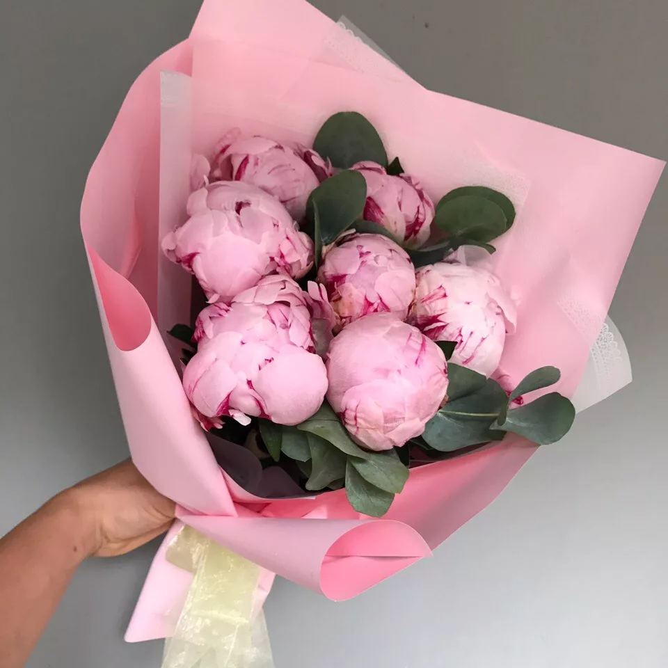 Bouquet of 7 pink peonies with eucalyptus