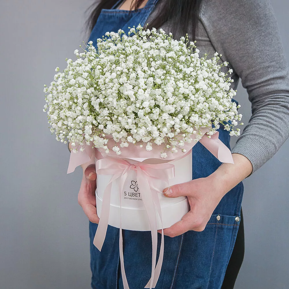 Flower arrangement of 9 white gypsophila in a hat box