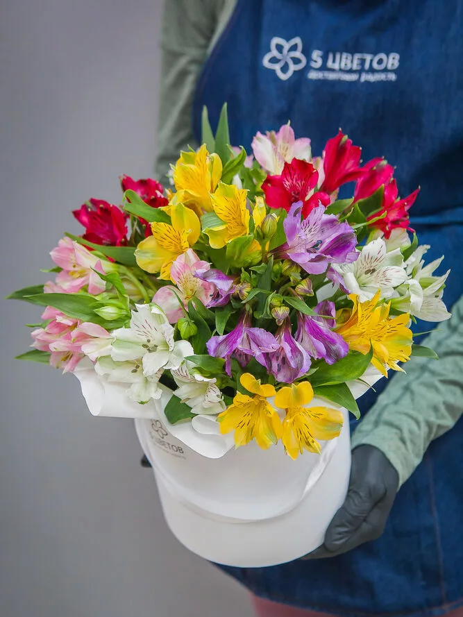 Flower arrangement of 9 alstroemerias mix in a hat box