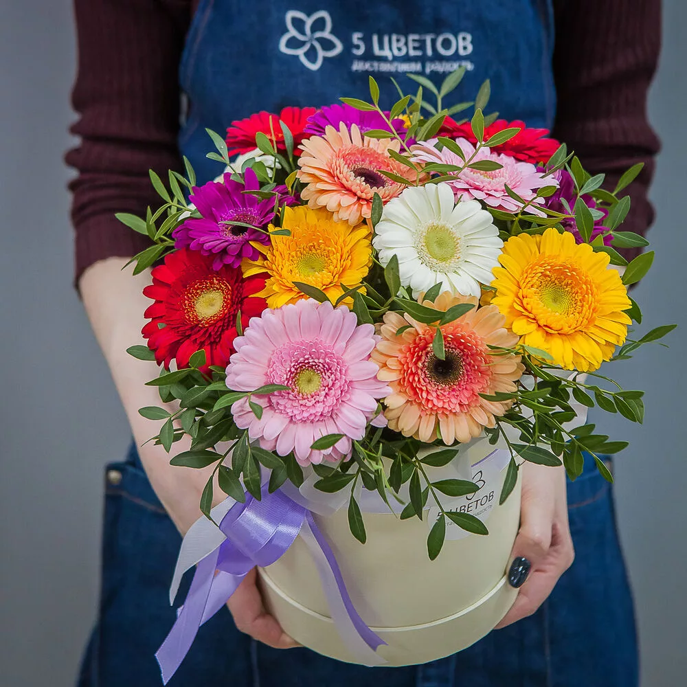 Flower arrangement of 15 gerberas mix in a hat box