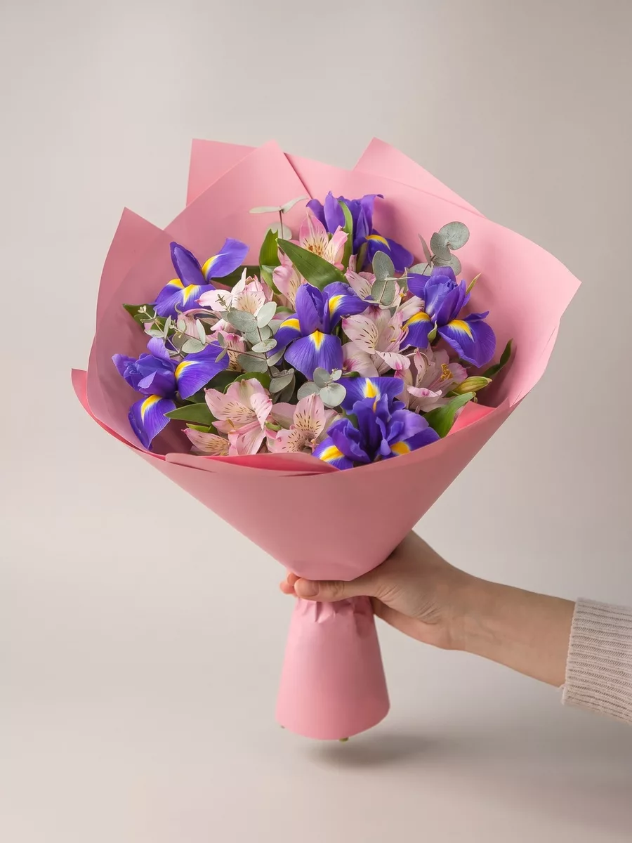 Mixed bouquet of 4 alstroemerias and 6 irises with eucalyptus