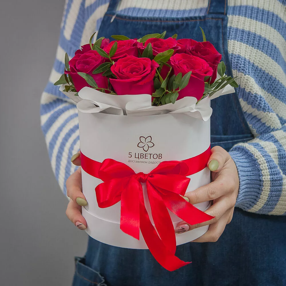 Flower arrangement of 9 red roses in a hat box