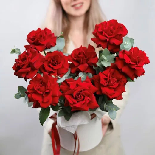 Композиция из 9 красных роз с эвкалиптом в шляпной коробке