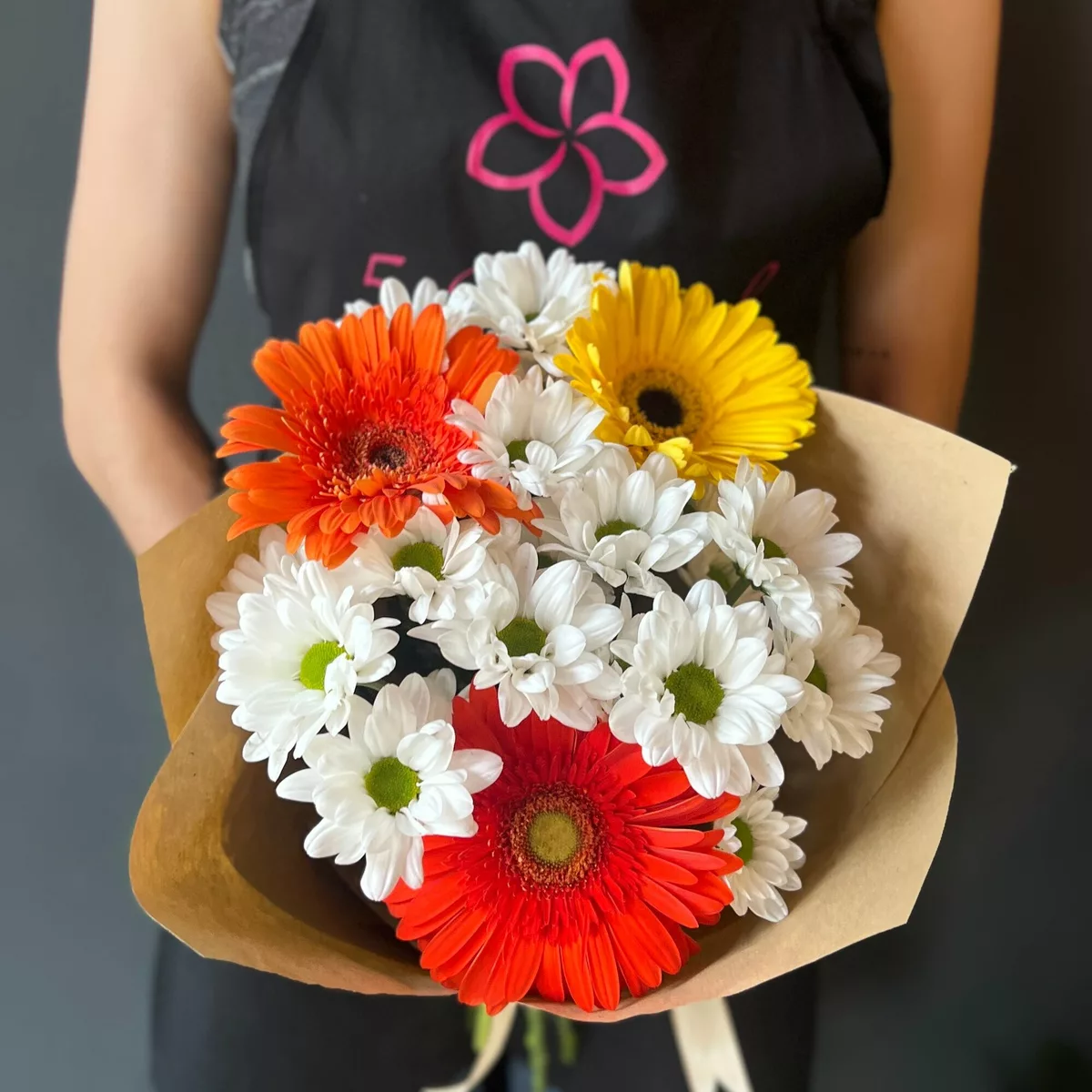 Mixed bouquet of 3 chrysanthemums and 3 gerberas