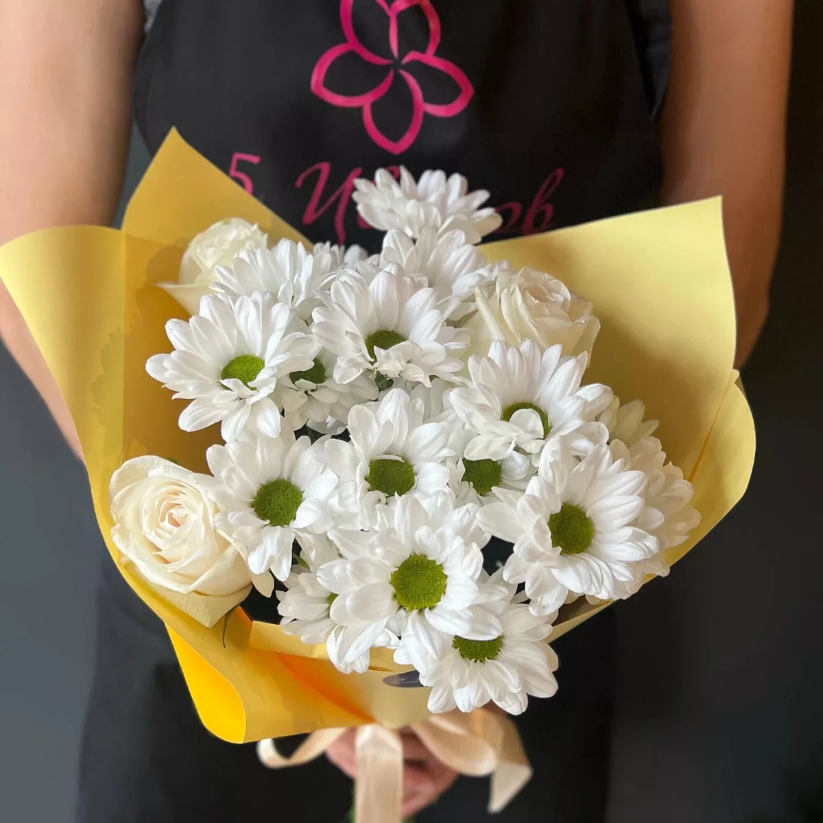 Mixed bouquet of 3 roses and 3 chrysanthemums