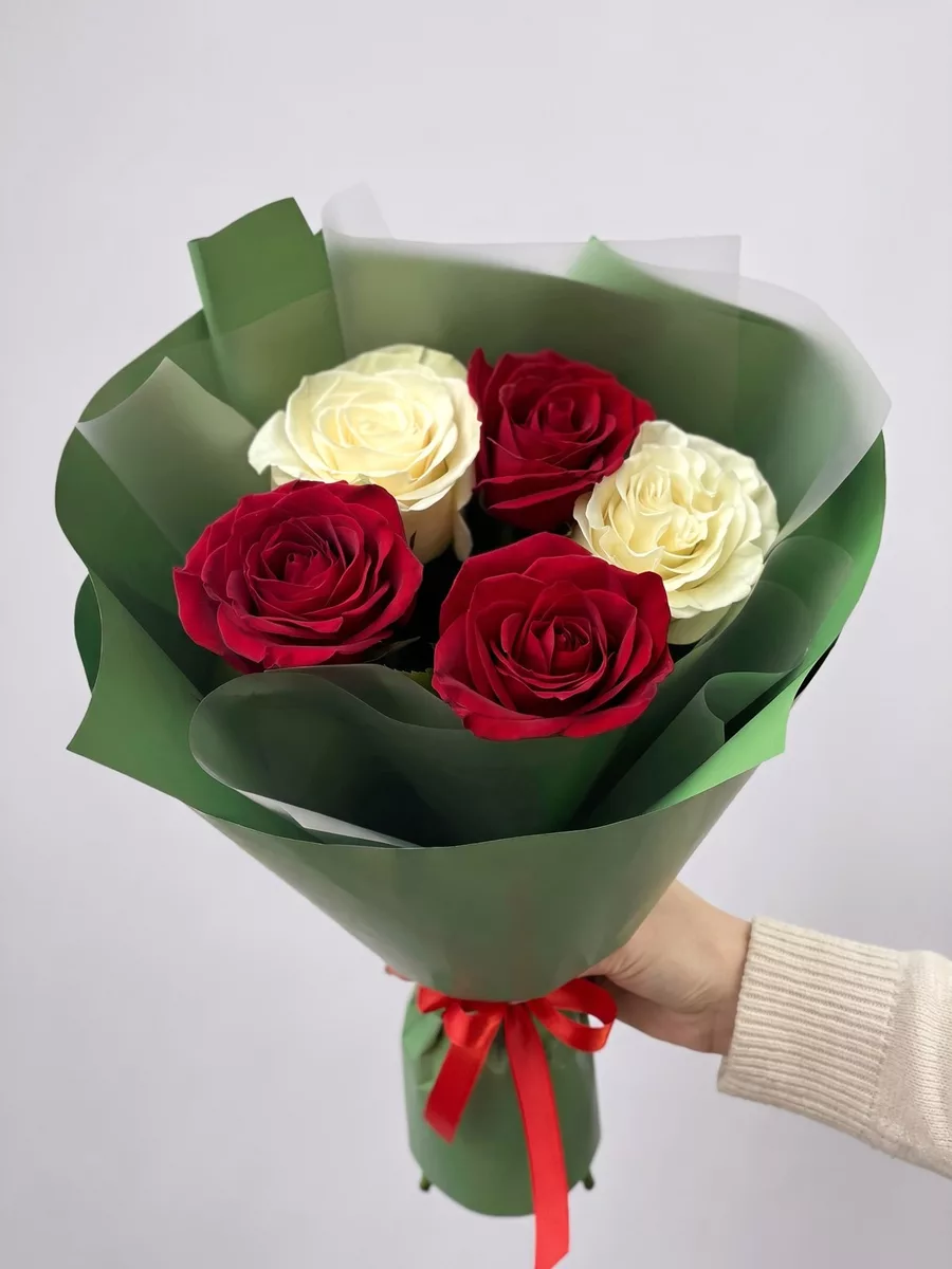 Bouquet of 5 red-and-white roses, Ecuador, 50 cm